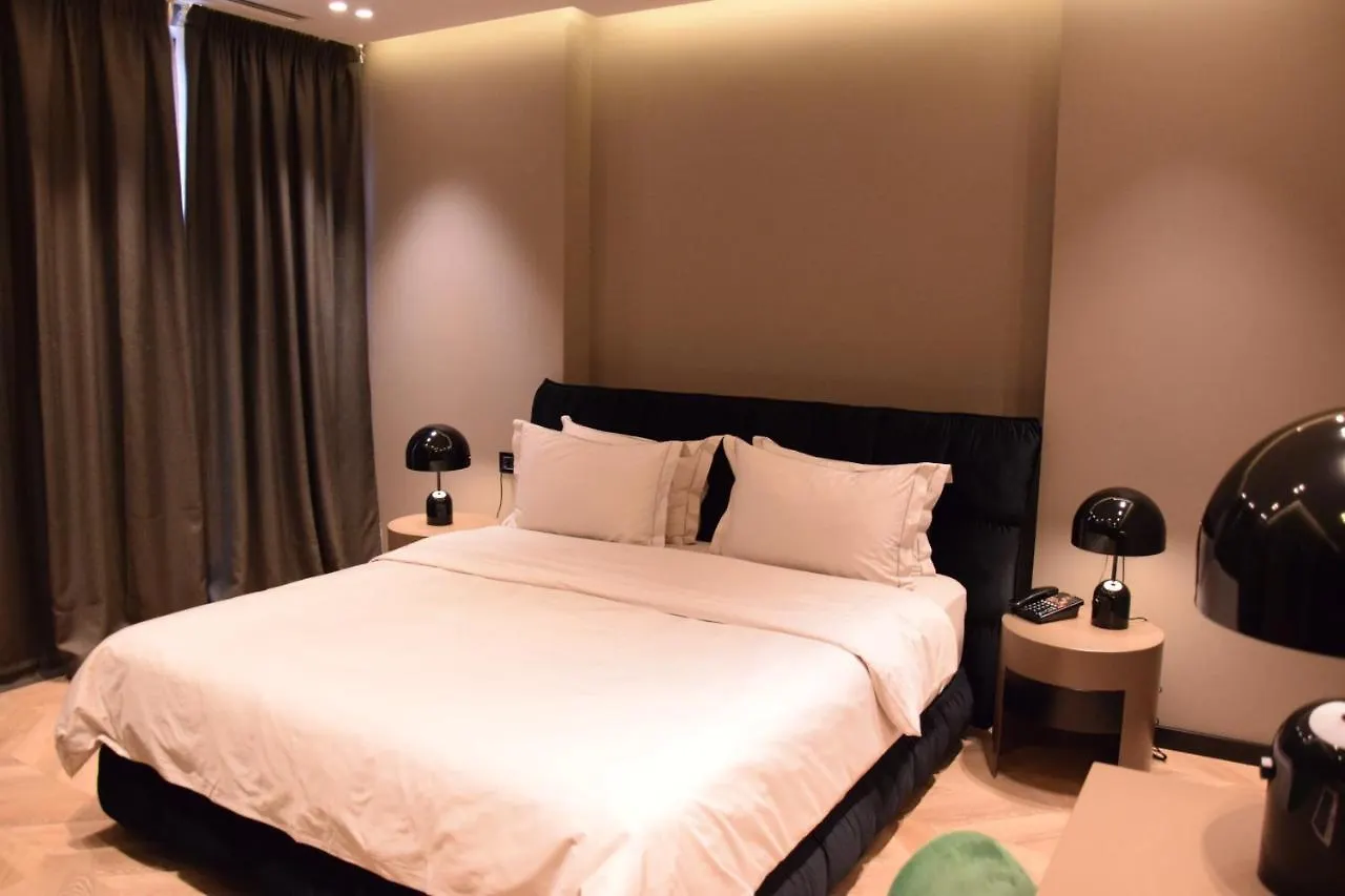Hotel Unik تيرانا 4*,