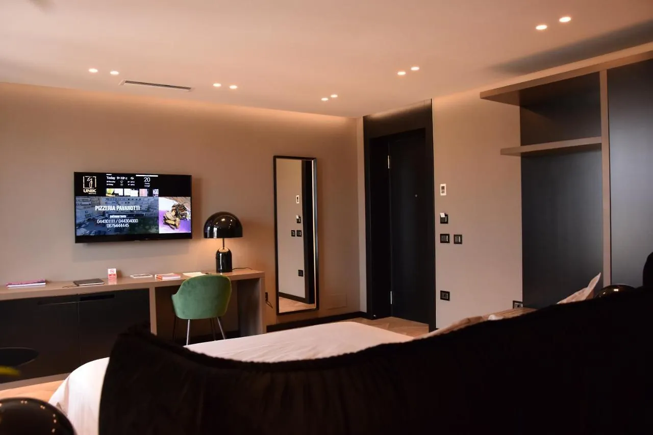 Hotel Unik تيرانا 4*,  ألبانيا