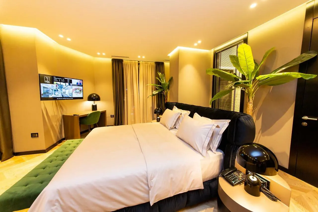 Hotel Unik تيرانا 4*,