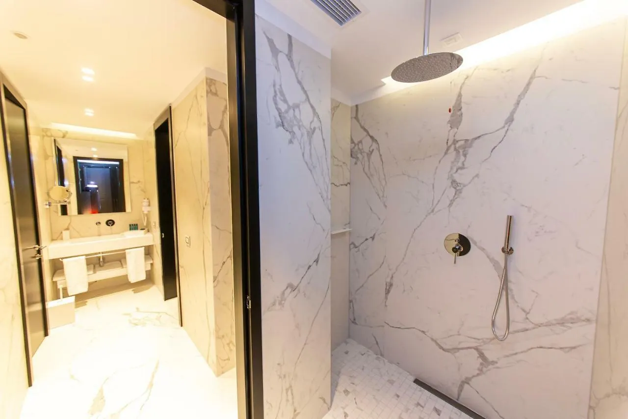 Hotel Unik Tirana 4*,
