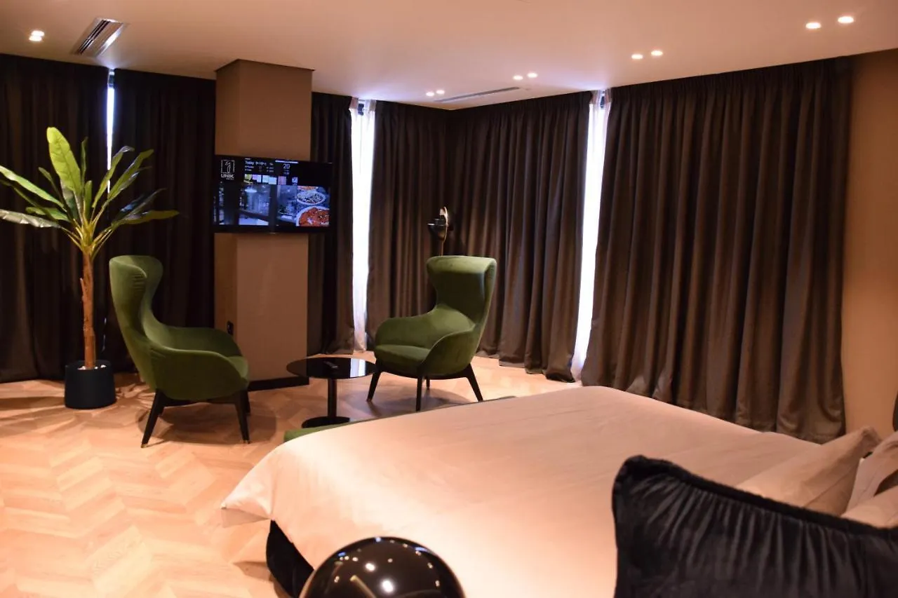 Hotel Unik Tirana 4*,